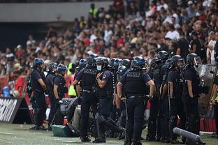 场面火爆，吉马良斯掐罗梅罗脖子逃过红牌