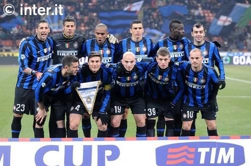 球员受伤倒地，全队围上去