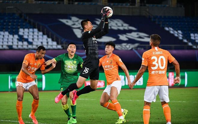 辽宁男篮在CBA杯赛中爆冷输给江苏男篮，外援选择引发争议，球迷对阵容实力和磨合表示不满。