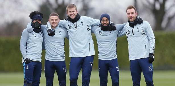 太阳报：英乙球迷在看台上发病，直升机降落在球场里进行急救