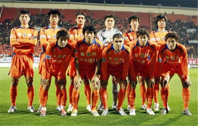 足球中超新外援亮相，身体对抗惊人（中超新外援首秀，身体对抗震撼全场）