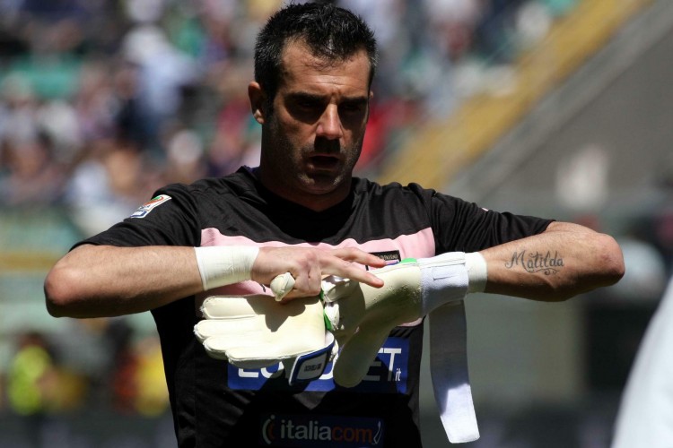 祝福，成都蓉城后卫韩鹏飞在圣诞节当天与女友领取结婚证（圣诞喜讯：成都蓉城后卫韩鹏飞与女友领证结婚）