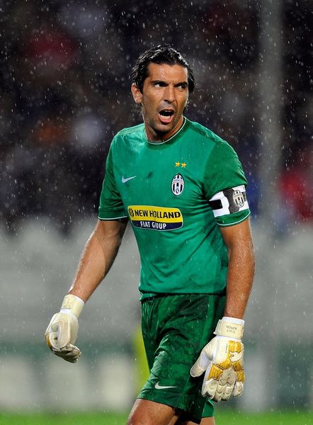 NBA：独行侠击败雄鹿 东契奇全场三双