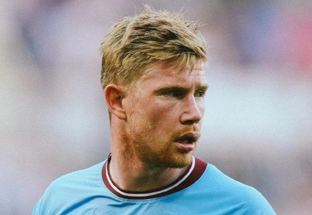 融于池畔，简于形制；瑞典高尔夫球场度假木屋设计